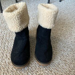 Black boots with small heel